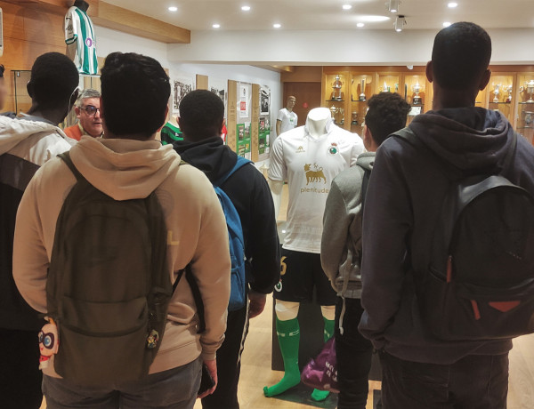 Varios de los jóvenes escuchan las explicaciones del responsable del club en el museo