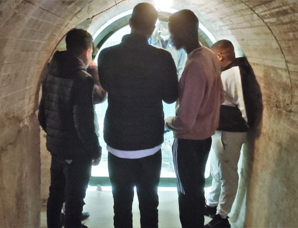 Los jóvenes, en uno de los túneles de acceso
