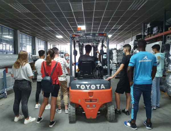 16 jóvenes del Programa Labora en Jaén y Granada finalizan con éxito un curso de formación en el uso de la carretilla elevadora.