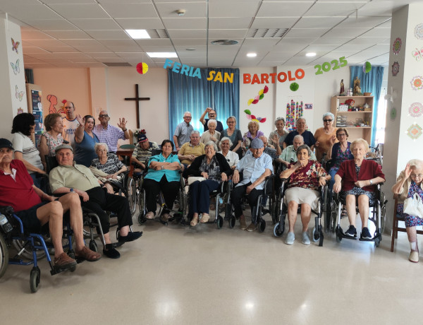 Personas mayores, familiares y profesionales de la residencia