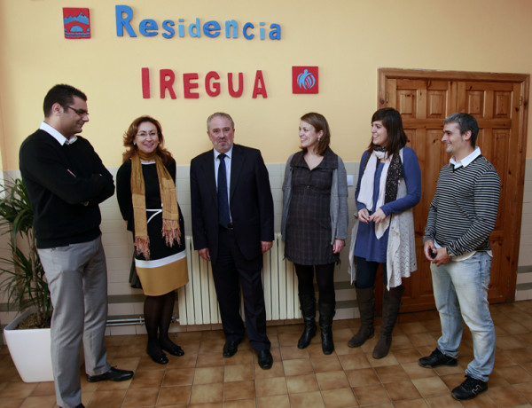 El consejero de Salud y Servicios Sociales de La Rioja visita la Residencia de Menores 'Iregua' de Logroño