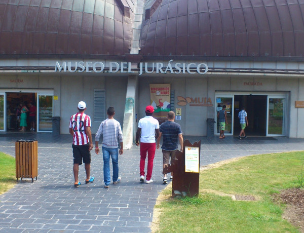 Los menores de la Unidad de Primera Acogida ‘El Acebo’ de Santander (Cantabria) visitan el Museo del Jurásico de Asturias