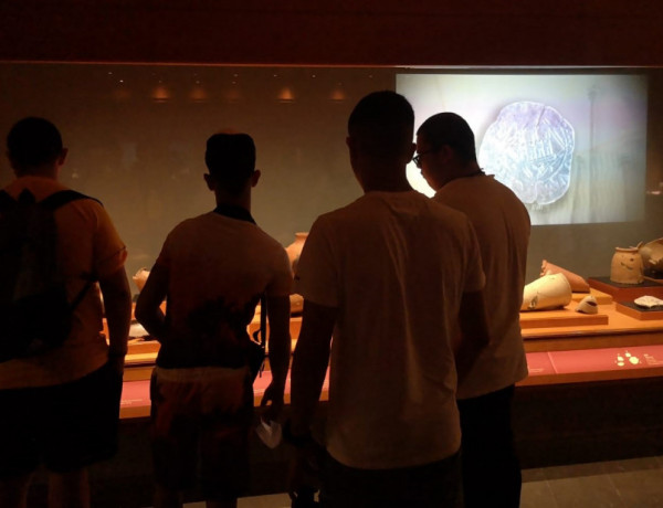 Jóvenes atendidos en el centro ‘Inagua’ descubren el mundo prehispánico en la Cueva Pintada de Gáldar