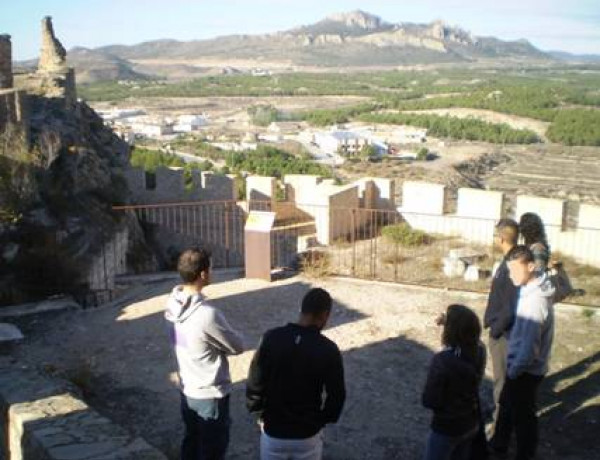 Jóvenes del Centro Reeducativo 'La Villa' realizan una visita guiada al Castillo de Sax