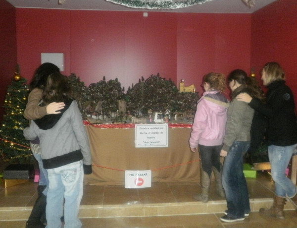 Menores del Centro de Acogida Sant Sebastiá elaboran un Belén para el Mercado Municipal de Vinarós (Castellón)