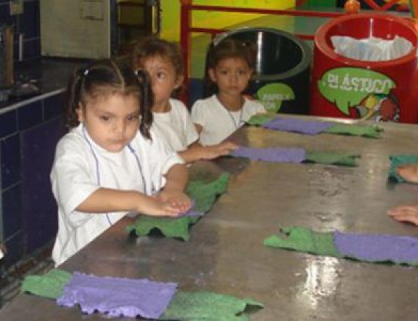 Los menores atendidos en el Centro ‘Estrellitas del cambio’ de Ciudad Delgado (El Salvador), celebran el Día del Niño en un museo infantil