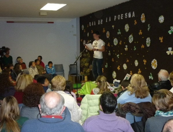 Un menor del Centro Socioeducativo Juvenil de Cantabria, participa en el certamen del Día de la Poesía, organizado por la Biblioteca Municipal del Ayuntamiento de Camargo