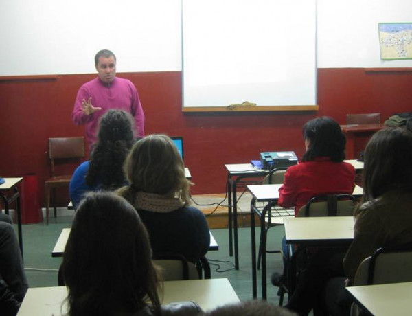 Fundación Diagrama explica su labor a un grupo de estudiantes de Integración Social en Santander