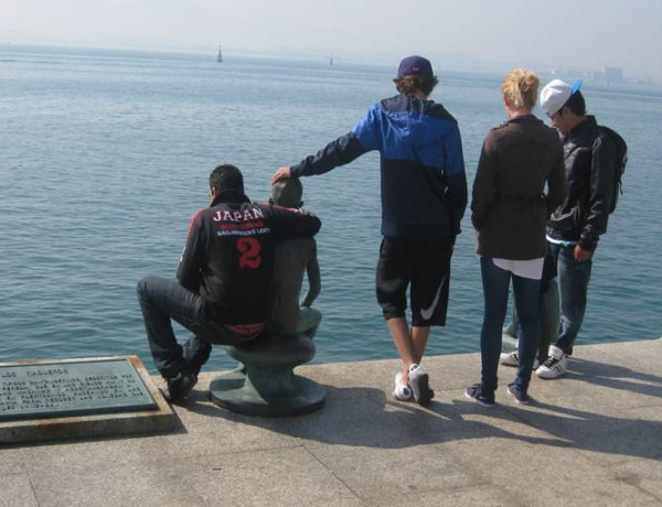 Menores participantes en un programa de Prevención del Abandono Escolar en Cantabria realizan una salida cultural para conocer la historia del Paseo Marítimo de Santander