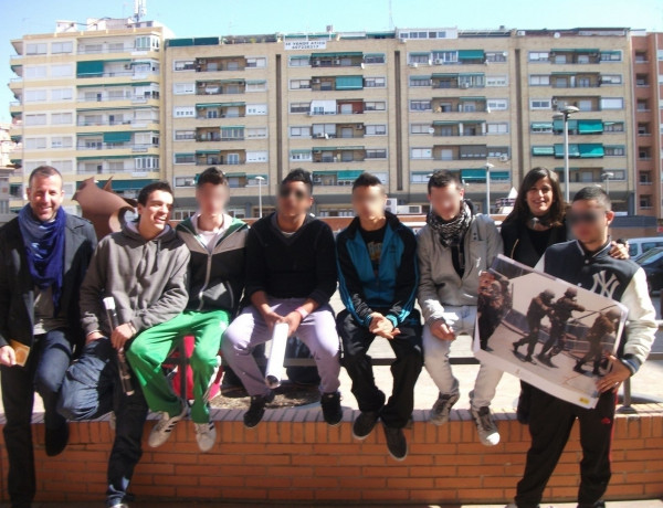 Jóvenes del Programa de Medio Abierto de Alicante conocen la oferta laboral y formativa disponible en la feria ‘El Baúl del Estudiante y del Empleo’ de Elda