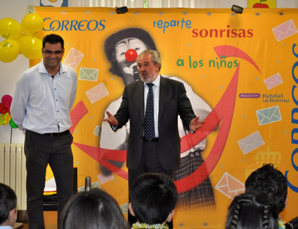 ‘Payasos Sin Fronteras’ y Correos “reparten sonrisas” en el centro de protección de menores Residencia Iregua de Logroño
