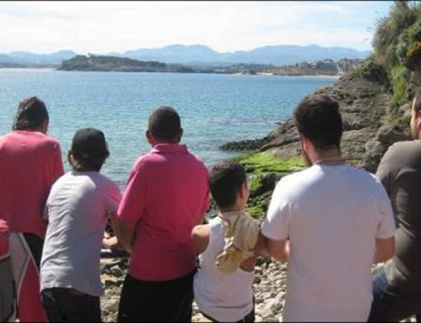 Alumnos del ‘Aula Socioeducativa de Atención a la Diversidad’ realizan un itinerario por la zona costera de Cabo Mayor, en Santander