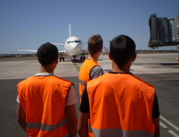 Los menores del Centro Reeducativo ‘La Villa’ conocen el funcionamiento del aeropuerto de Alicante