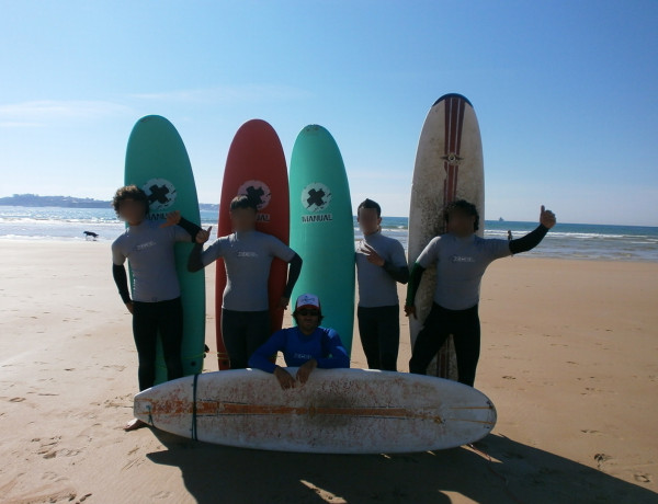 Un grupo de menores del Centro Socioeducativo Juvenil de Cantabria participa en la ‘Semana Azul del Surf’