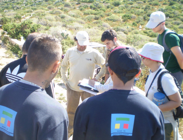 El Centro Reeducativo ‘La Villa’ de Villena (Alicante) realiza actividades de Voluntariado Medioambiental en la Isla de Benidorm, enmarcadas en el Proyecto Termes