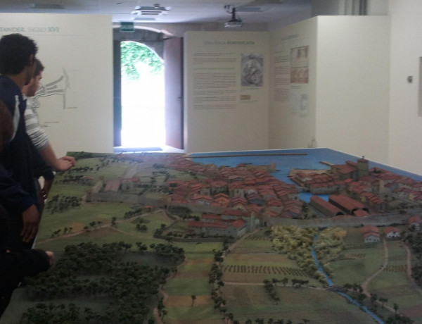 La exposición ‘Otra ciudad bajo tus pies’ da a conocer a los jóvenes del Centro de Día 'Cantabria' la evolución histórica de Santander