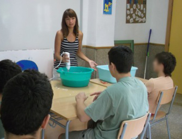 Los menores del Centro de Acogida ‘Campanar’ de Valencia participan en un ‘Taller de reciclaje de papel’