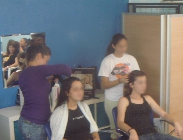 Jóvenes del centro ‘El Reiets’, en Alicante, participan en un taller de peluquería y estética
