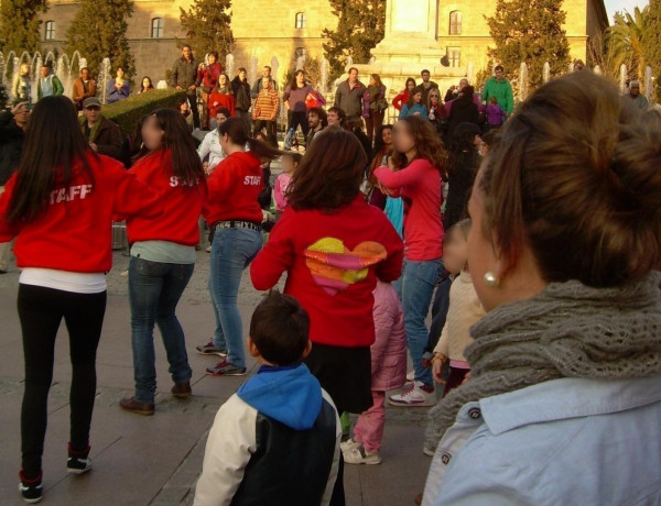 Las menores del hogar ‘Balcones del Aire’ de Granada participan en una actividad en defensa de los derechos de la mujer