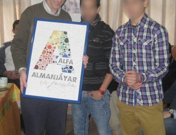 Los menores del centro ‘San Miguel’ de Granada realizan un mosaico para la Asociación Almanjáyar en Familia