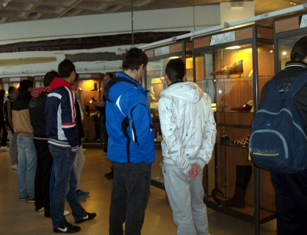 Los menores del Programa de Medio Abierto de Alicante visitan el Museo del Calzado de Elda