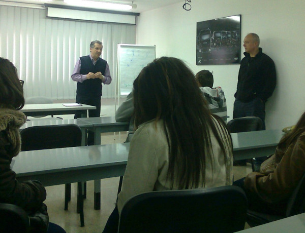 Los menores del Programa de Orientación, Inserción Laboral e Intervención para Jóvenes de Mallorca visitan el taller de Iveco