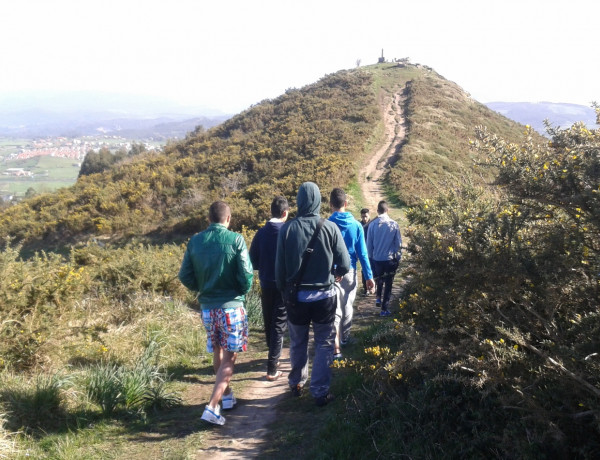 Los menores del centro ‘El Acebo’ de Cantabria participan en una actividad de senderismo por la ruta La Picota