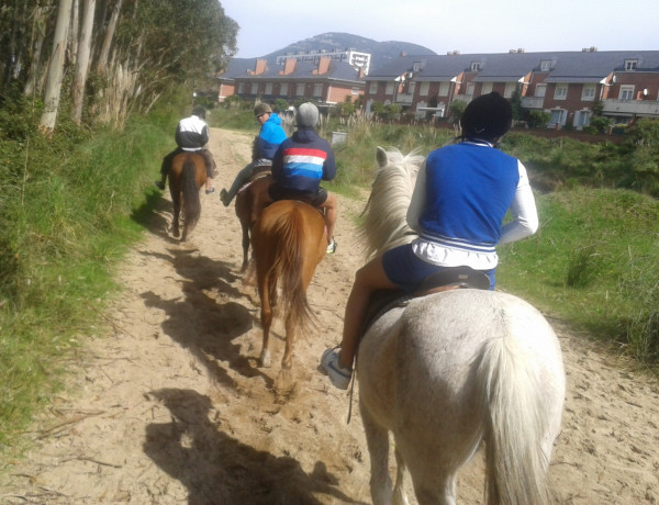 Los jóvenes del hogar de acogida ‘El Acebo’ de Cantabria aprenden a montar a caballo