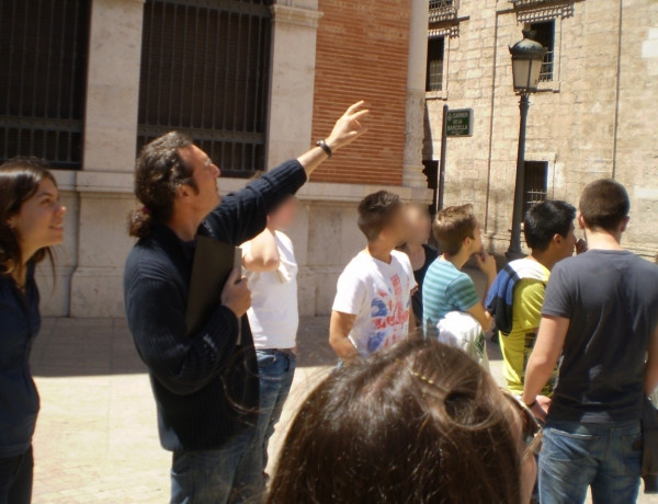 Los menores del centro ‘La Villa’ recorren Valencia leyendo obras literarias en valenciano