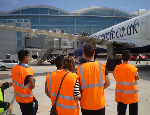 Los menores del centro ‘La Villa’ visitan el aeropuerto de Alicante