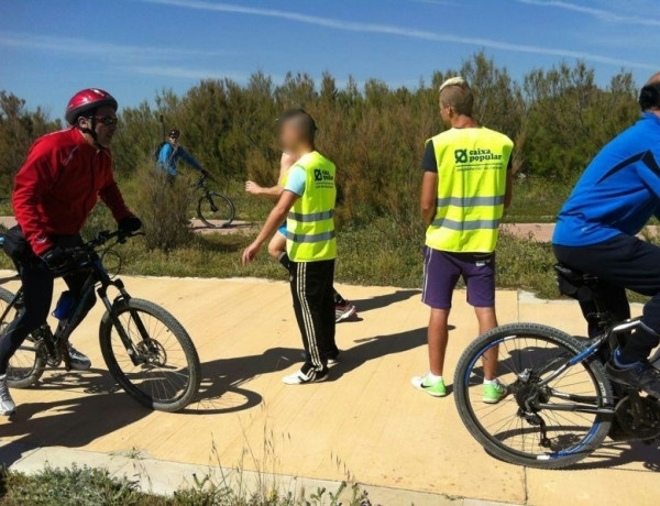 Los menores del centro ‘Mariano Ribera’ participan como voluntarios en la Triatlón de Pinedo