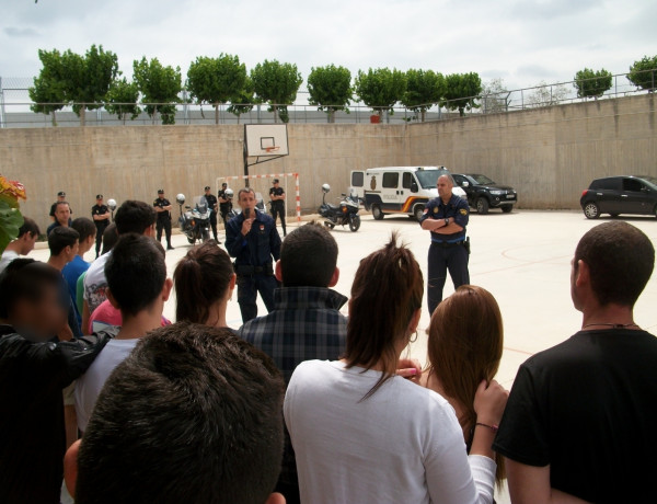 Los menores del centro ‘Las Moreras’ de El Palmar (Murcia) asisten a una charla formativa de la Policía Nacional