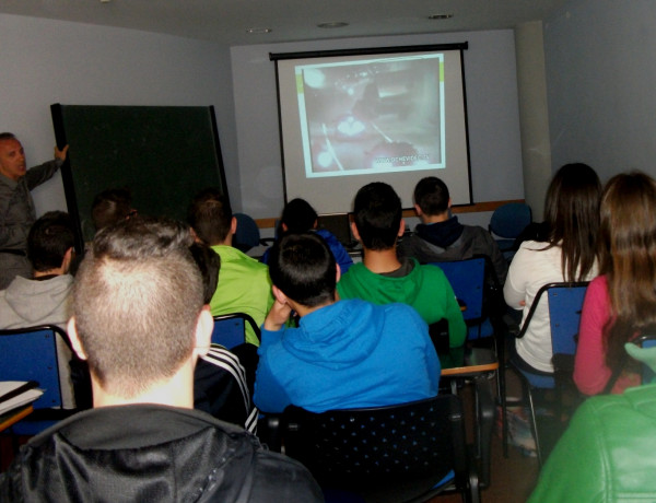 Jóvenes del Programa de Medio Abierto de Alicante asisten a charlas de prevención impartidas por el Departamento de Salud de Elda