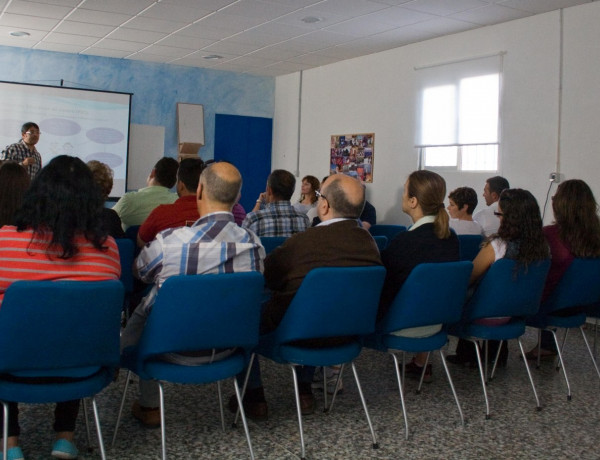 Los padres y madres de los menores atendidos en el centro ‘Els Reiets’ de Alicante participan en una jornada informativa