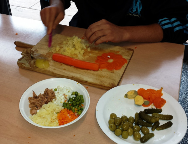 Los jóvenes del centro ‘Virgen de Valvanera’ de Logroño aprenden a elaborar platos típicos de distintos países