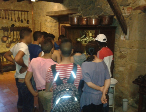 Los jóvenes del hogar de acogida ‘El Acebo’ de Cantabria visitan el Museo Etnográfico