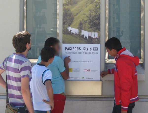 Los menores del Aula Socioeducativa de Atención a la Diversidad de Cantabria visitan una exposición sobre los Valles Pasiegos