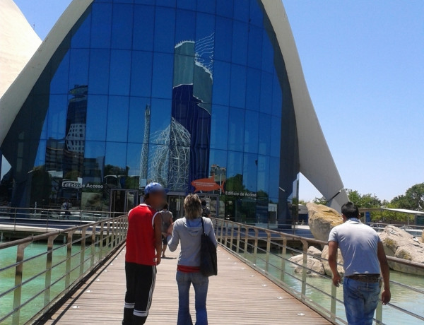 Los menores del hogar de acogida ‘Anassim’ de Paterna visitan el Oceanográfico de Valencia