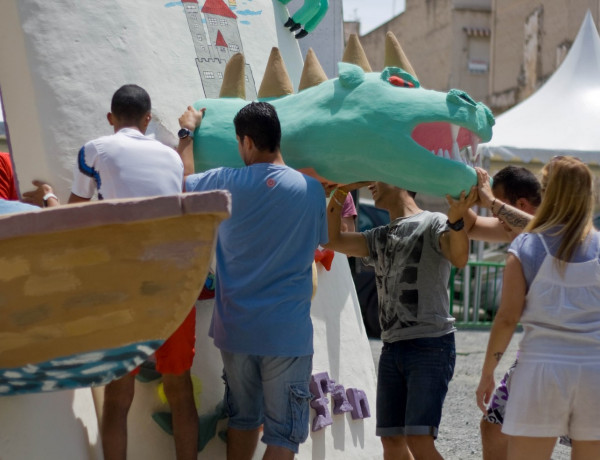 Los menores del centro ‘Els Reiets’ de Alicante elaboran los ninots infantiles de las hogueras de San Juan en Elche y Alicante