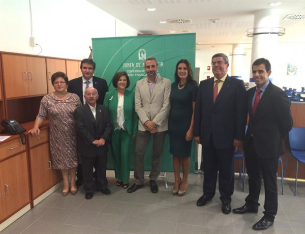 La consejera de Igualdad, Salud y Políticas Sociales de la Junta de Andalucía, María José Sánchez Rubio, junto a los premiados.