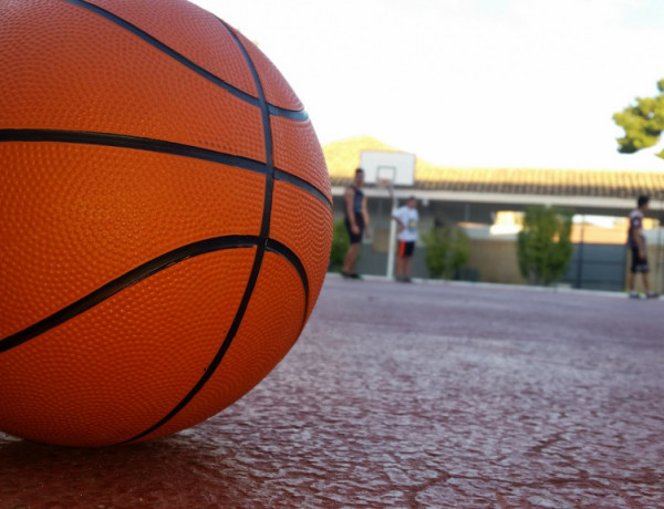 Los jóvenes del centro ‘Mariano Ribera’ de Burjassot (Valencia) entrenan al baloncesto con la colaboración de la Fundación Real Madrid