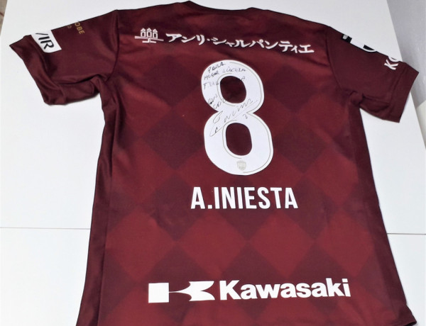 Los jóvenes del hogar ‘Alácera’ de Caudete (Albacete) reciben una camiseta de Andrés Iniesta firmada y dedicada por el futbolista