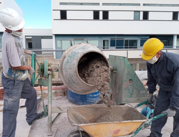 Un joven de Las Moreras ayuda con una hormigonera