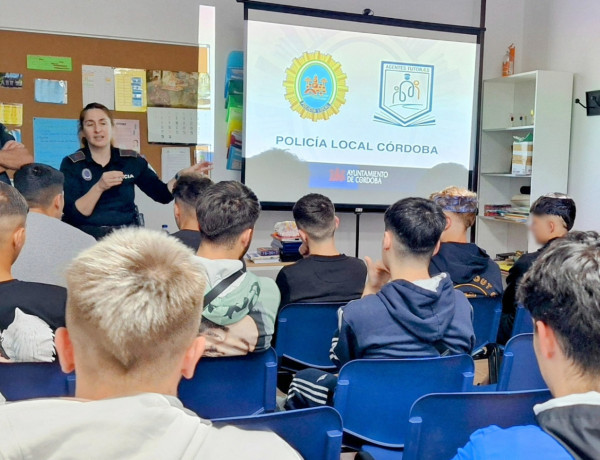 Los dos agentes tutores, durante la charla