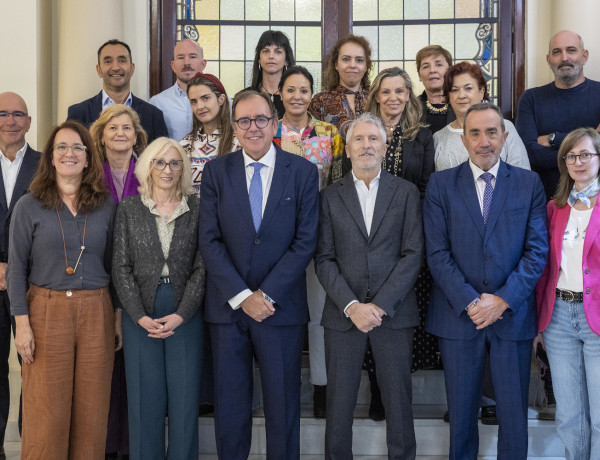 Foto de grupo de las entidades que componen el Consejo Social Penitenciario y el ministro Fernando Grande-Marlaska