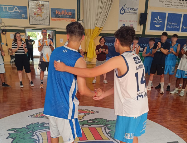 Dos jóvenes de equipos contrarios se dan la mano al final del partido