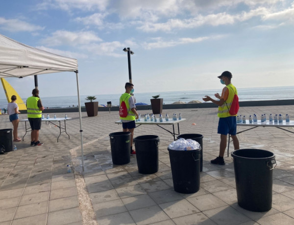 3 jóvenes atendidos en la residencia ‘Pi i Margall’ de Burjassot (Valencia) llevan a cabo tareas de voluntariado en el VI Triatlón Sprint de Oropesa del Mar