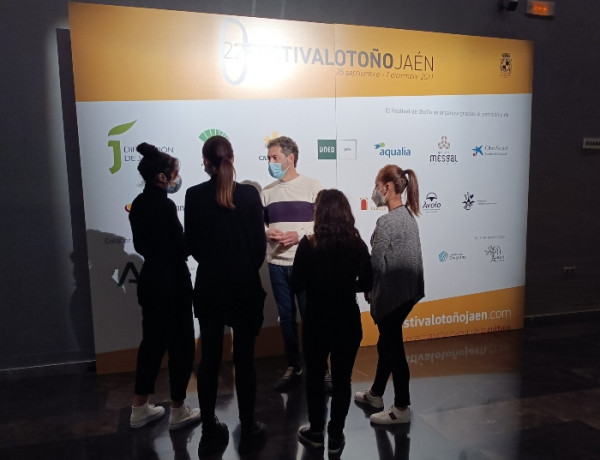 4 jóvenes atendidas en el Programa Labora de Jaén completan con éxito una formación como auxiliares de sala en el XXII Festival de Otoño de la ciudad