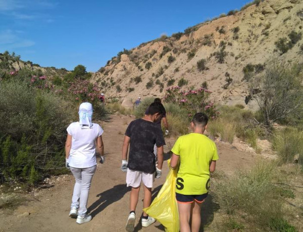 Menores del centro educativo ‘La Zarza’ de Abanilla (Murcia) participan en una actividad de recogida de basura en el río Chícamo