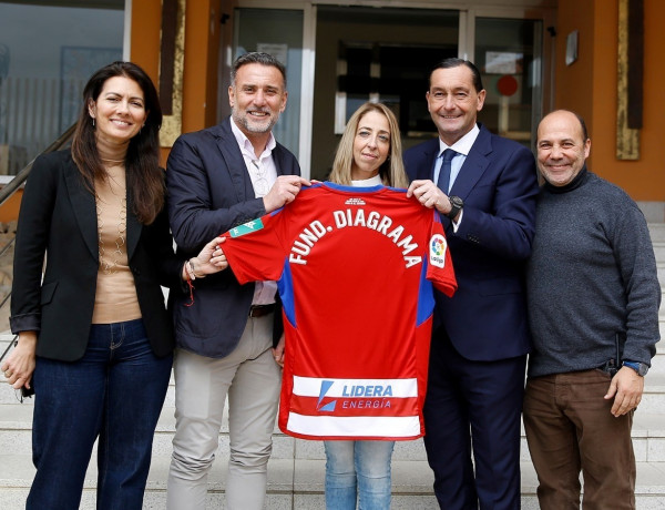 La directiva del Granada CF y la del centro Genil posan con una camiseta del equipo